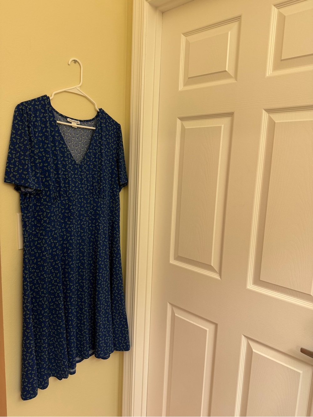 Amazon Essentials Navy Blue V‑Neck Midi Dress with Subtle Print